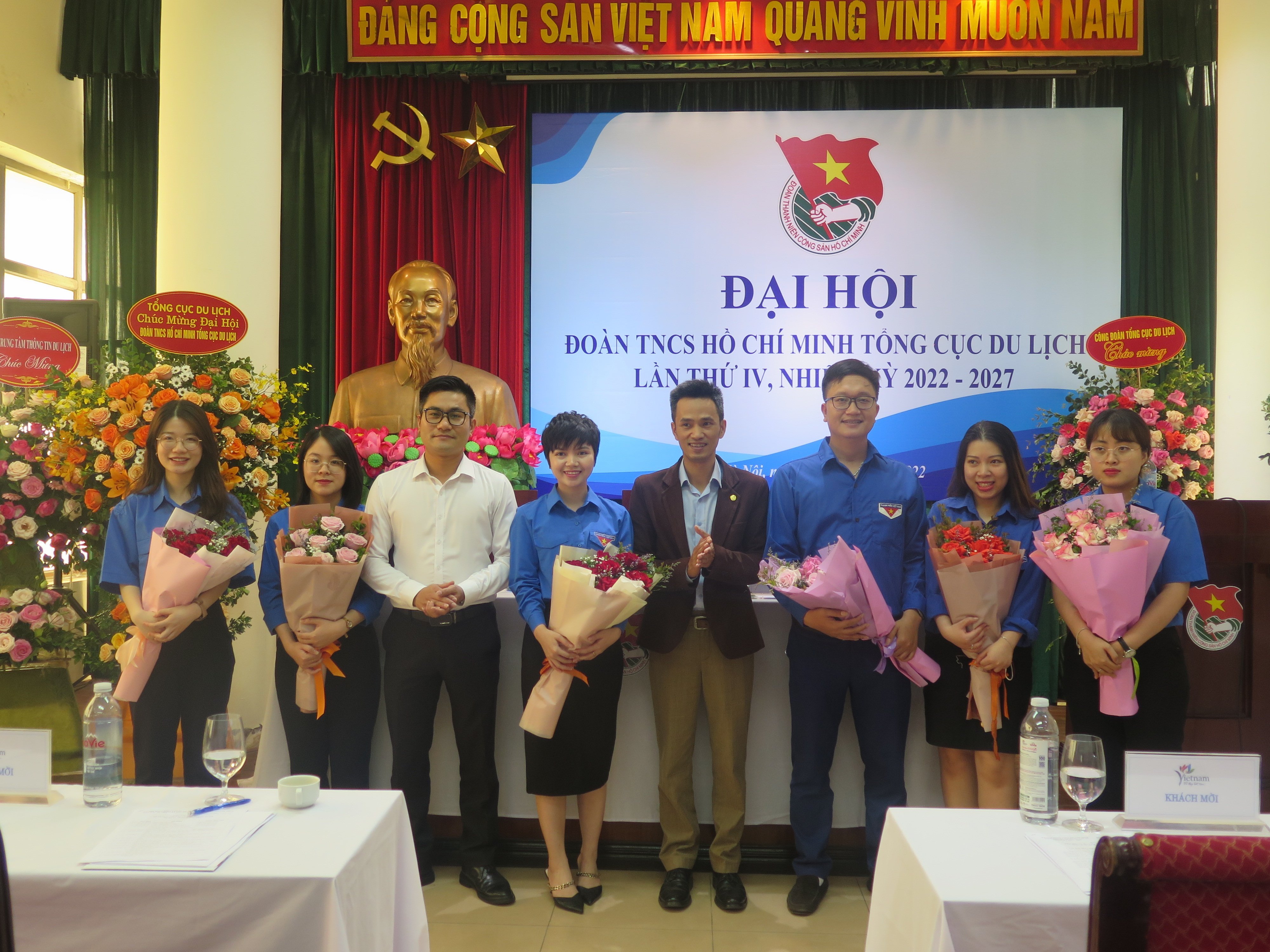 Phó Bí thư thường trực Đoàn Thanh niên Bộ VHTTDL Quản Văn Hải và đại diện Ủy viên BCH Đảng ủy TCDL tặng hoa BCH Thanh niên TCDL nhiệm kỳ mới